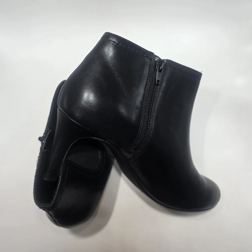 Clarks Women’s Black Leather Ankle Boots Size 9 Heeled Booties New